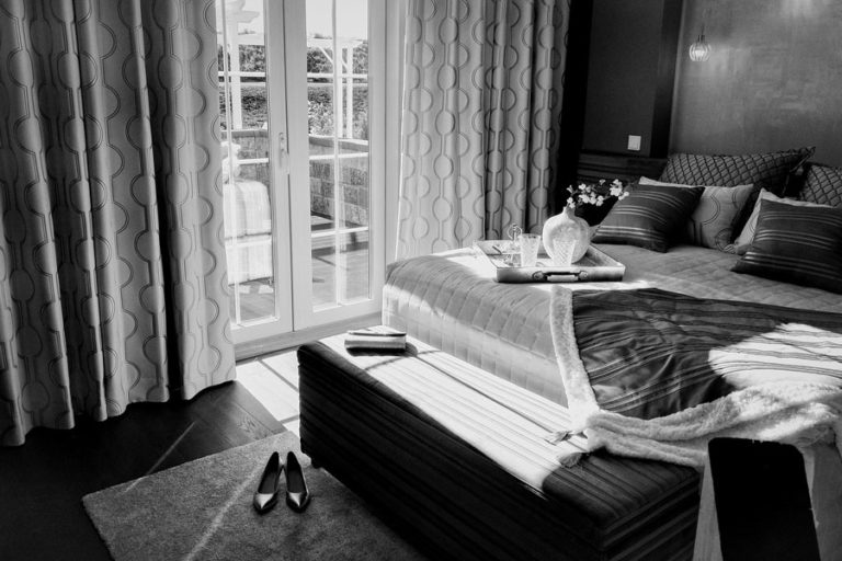 photo de chambre en noir et blanc