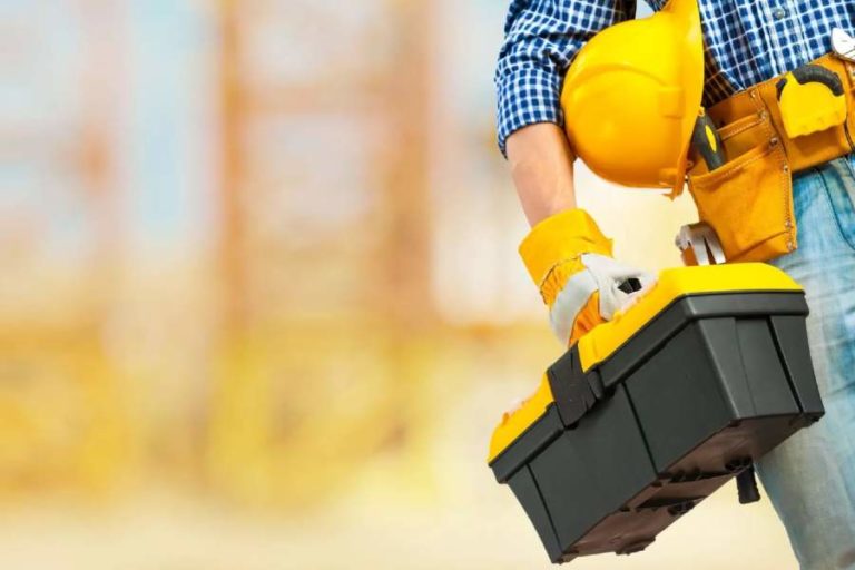 Un homme avec sa caisse à outil